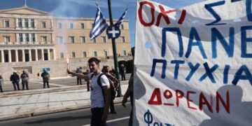 Στους δρόμους οι φοιτητές για τις διαγραφές στα πανεπιστήμια – Τα αιτήματά τους