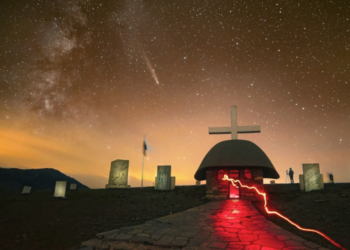 Γρεβενά: Το εντυπωσιακό πέρασμα του κομήτη πάνω από το μνημείο των ηρώων του 1940