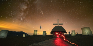 Γρεβενά: Το εντυπωσιακό πέρασμα του κομήτη πάνω από το μνημείο των ηρώων του 1940