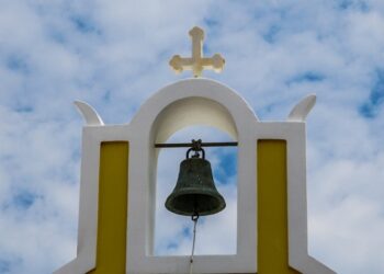 Το Μονομελές Πρωτοδικείο Σύρου “απαγόρευσε” να χτυπάει η καμπάνα της εκκλησίας σε ώρα κοινής ησυχίας