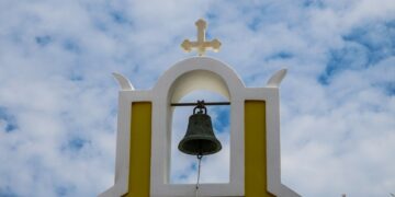 Το Μονομελές Πρωτοδικείο Σύρου “απαγόρευσε” να χτυπάει η καμπάνα της εκκλησίας σε ώρα κοινής ησυχίας
