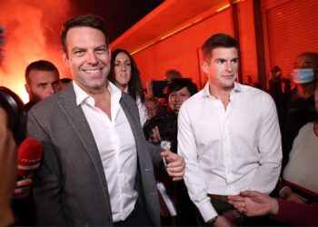 Με κόρνες και καπνογόνα η άφιξη του Κασσελάκη στα εγκαίνια των γραφείων του: “Έχουμε κόμμα, ο λαός θα εκφραστεί”