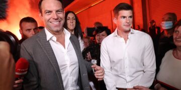 Με κόρνες και καπνογόνα η άφιξη του Κασσελάκη στα εγκαίνια των γραφείων του: “Έχουμε κόμμα, ο λαός θα εκφραστεί”