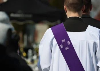 Καθολική Εκκλησία Ελλάδος: Ιερείς διακινούσαν μαύρο χρήμα προς νυχτερινά κέντρα – Υπεξαίρεσαν 3 εκατ. ευρώ