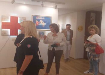 Παρουσία φορέων και πλήθους φίλων των εικαστικών τεχνών εγκαινιάστηκε στη “Gallery Govedarou” η εμπνευσμένη από τον Ελληνικό Ερυθρό Σταυρό Έκθεση, του ΠΤ ΕΕΣ Πτολεμαΐδας! (ρεπορτάζ της Κούλας Πουλασιχίδου)