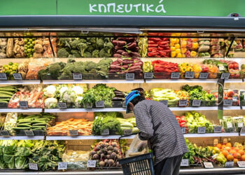 KΕΠΕ: Τέσσερα στα δέκα νοικοκυριά τρώνε από τα έτοιμα και… δεν φτάνουν!