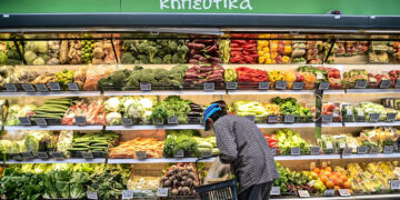 KΕΠΕ: Τέσσερα στα δέκα νοικοκυριά τρώνε από τα έτοιμα και… δεν φτάνουν!