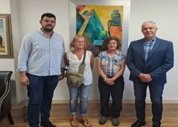 Την αγάπη τους για τα ζώα δείχνουν 2 Αγγλίδες εθελόντριες στο Καταφύγιο Αδέσποτων Ζώων Αμυνταίου εδώ και 10 μέρες – Συναντήθηκαν με τον Δήμαρχο Αμυνταίου