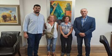 Την αγάπη τους για τα ζώα δείχνουν 2 Αγγλίδες εθελόντριες στο Καταφύγιο Αδέσποτων Ζώων Αμυνταίου εδώ και 10 μέρες – Συναντήθηκαν με τον Δήμαρχο Αμυνταίου