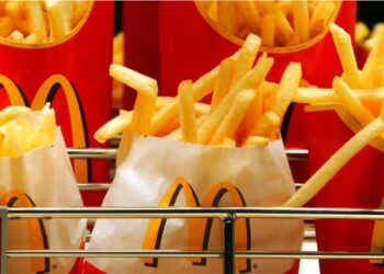 «Χάμπουργκερ θανάτου» από τα McDonald’s στις ΗΠΑ: Ένας νεκρός και δεκάδες άρρωστοι – Κόλλησαν βακτήριο