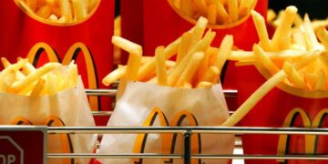 «Χάμπουργκερ θανάτου» από τα McDonald’s στις ΗΠΑ: Ένας νεκρός και δεκάδες άρρωστοι – Κόλλησαν βακτήριο