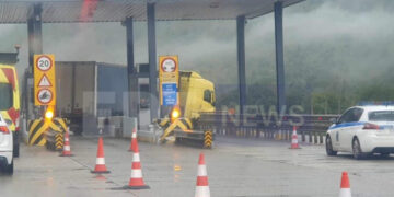 Εγνατία: Φορτηγό έπεσε πάνω στις μπάρες των διοδίων