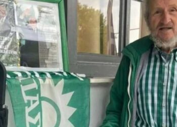 Ο πιο φανατικός ΠΑΣΟΚτζής ψηφοφόρος – Ψήφισε με κορνίζα του Ανδρέα (video)