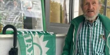Ο πιο φανατικός ΠΑΣΟΚτζής ψηφοφόρος – Ψήφισε με κορνίζα του Ανδρέα (video)