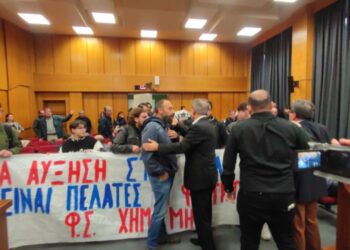 Ένταση και ολιγόλεπτη διακοπή στο Περιφερειακό για την Τηλεθέρμανση- Μέλη του ΚΚΕ φωνάζουν συνθήματα στην αίθουσα