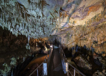 Καστοριά: Μέσα στο Σπήλαιο του Δράκου με τις 7 λίμνες και τις 10 αίθουσες
