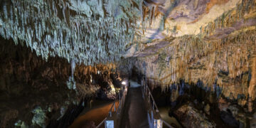 Καστοριά: Μέσα στο Σπήλαιο του Δράκου με τις 7 λίμνες και τις 10 αίθουσες