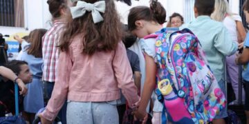 Voucher έως 800 ευρώ μηνιαίως σε 2.500 οικογένειες με παιδιά – Οι δικαιούχοι