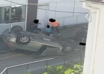 “Τούμπαρε” αυτοκίνητο στη συμβολή της οδού Φιλίππου στην Κοζάνη το μεσημέρι της Δευτέρας 7/10