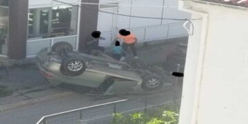 “Τούμπαρε” αυτοκίνητο στη συμβολή της οδού Φιλίππου στην Κοζάνη το μεσημέρι της Δευτέρας 7/10