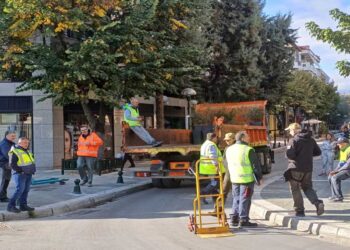 ΣΥΜΒΑΙΝΕΙ ΤΩΡΑ: Με φορτηγό ο Δήμος Εορδαίας απομακρύνει τραπεζοκαθίσματα από καφετέριες