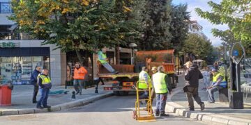 ΣΥΜΒΑΙΝΕΙ ΤΩΡΑ: Με φορτηγό ο Δήμος Εορδαίας απομακρύνει τραπεζοκαθίσματα από καφετέριες