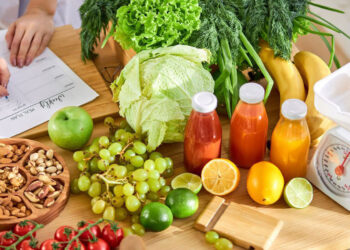 Πού ξοδεύουν τα χρήματά τους οι Ελληνες: Αύξηση στο φαγητό από έξω – 74% αύξηση στο ρεύμα