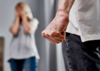 Θεσσαλονίκη: Συνελήφθη για ενδοοικογενειακή βία αφού έμαθε ότι η 38χρονη σύζυγός του έκανε κρυφά μπότοξ – «Την θέλω όπως είναι»