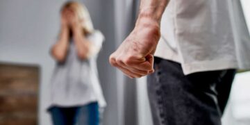 Θεσσαλονίκη: Συνελήφθη για ενδοοικογενειακή βία αφού έμαθε ότι η 38χρονη σύζυγός του έκανε κρυφά μπότοξ – «Την θέλω όπως είναι»