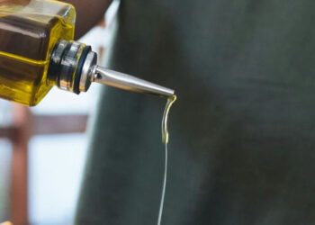 Ελαιόλαδο: Θα «τσούζουν» οι τιμές στο ράφι – Πόσο θα πληρώσουν φέτος οι καταναλωτές