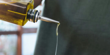 Ελαιόλαδο: Θα «τσούζουν» οι τιμές στο ράφι – Πόσο θα πληρώσουν φέτος οι καταναλωτές