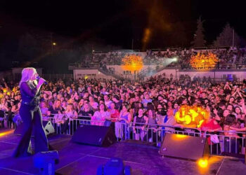 Ποια γνωστή τραγουδίστρια έρχεται στην Καστοριά – Το κόστος εισιτηρίου – Δωρεάν βόλτα με το καραβάκι