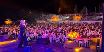 Ποια γνωστή τραγουδίστρια έρχεται στην Καστοριά – Το κόστος εισιτηρίου – Δωρεάν βόλτα με το καραβάκι