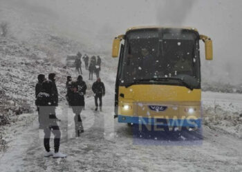 Κλεισούρα: Λεωφορείο «κόλλησε» στα χιόνια – Απεγκλωβίστηκαν επιβάτες