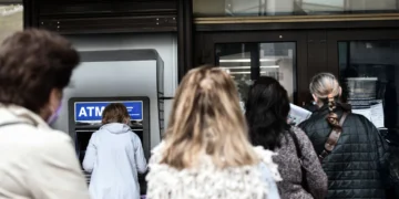 Φορολογικό νομοσχέδιο: Κατάργηση τέλους επιτηδεύματος, μείωση ασφαλιστικών εισφορών, έκτακτο βοήθημα σε ευάλωτους και συνταξιούχους τα Χριστούγεννα