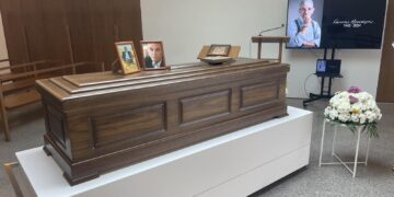 Στο Αποτεφρωτήριο Ριτσώνας το “ύστατο χαίρε” στον Γιάννη Μπουτάρη υπό τους ήχους των αγαπημένων του τραγουδιών