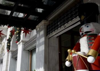 Πότε αρχίζει το εορταστικό ωράριο Χριστουγέννων 2024-2025: 3 Κυριακές ανοιχτά τα μαγαζιά