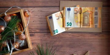 Δώρο Χριστουγέννων: Έως πότε πρέπει να πληρωθεί στους εργαζομένους