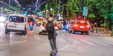 Ηλεκτρικά πατίνια: Τι αλλάζει με τον νέο ΚΟΚ που κάνει τη ζωή… πατίνι στους παραβάτες