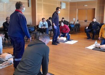 20 αστυνομικοί της Κοζάνης εκπαιδεύτηκαν στην παροχή πρώτων βοηθειών «ΚΑΡΠΑ» και στη χρήση απινιδωτή από διασώστες του ΕΚΑΒ Κοζάνης