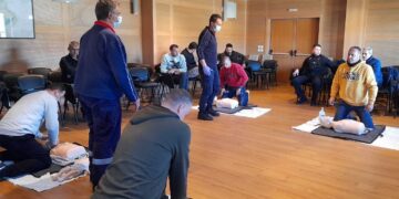 20 αστυνομικοί της Κοζάνης εκπαιδεύτηκαν στην παροχή πρώτων βοηθειών «ΚΑΡΠΑ» και στη χρήση απινιδωτή από διασώστες του ΕΚΑΒ Κοζάνης