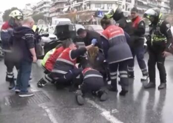 Θεσσαλονίκη: Η στιγμή που διασώστες από τη μεγάλη άσκηση στο μετρό σπεύδουν να βοηθήσουν ντελιβερά μετά από τροχαίο (video)