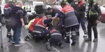 Θεσσαλονίκη: Η στιγμή που διασώστες από τη μεγάλη άσκηση στο μετρό σπεύδουν να βοηθήσουν ντελιβερά μετά από τροχαίο (video)