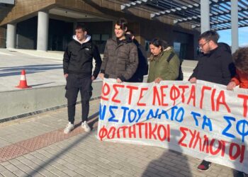 Συνομιλία Αμανατίδη φοιτητών έξω από το Πανεπιστήμιο – Δεν πέρασε από την κεντρική πύλη ο υπουργός Παιδείας