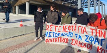 Συνομιλία Αμανατίδη φοιτητών έξω από το Πανεπιστήμιο – Δεν πέρασε από την κεντρική πύλη ο υπουργός Παιδείας