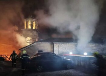 Φωτιά στη Μητρόπολη Ιωαννίνων: Ξέσπασε στον γυναικωνίτη (βίντεο)