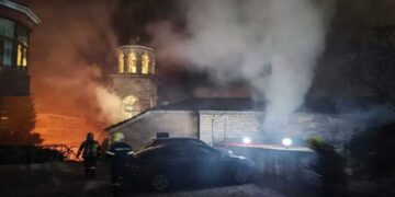 Φωτιά στη Μητρόπολη Ιωαννίνων: Ξέσπασε στον γυναικωνίτη (βίντεο)
