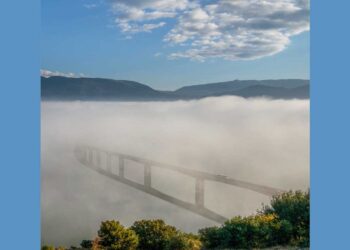 Η Λίμνη Πολυφύτου σε ένα σύννεφο ομίχλης – Φωτογραφία του Αργύρη Καραμούζα