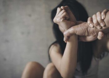 Θεσσαλονίκη: 27χρονη πήδηξε από την μπαλκονόπορτα και έτρεχε ξυπόλητη για να γλιτώσει από τον σύζυγό της