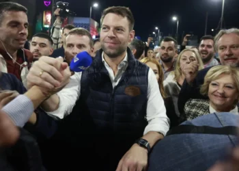 Συνέδριο ΣΥΡΙΖΑ: Έφτασε εν μέσω συνθημάτων ο Κασσελάκης, «δεν μπαίνω αν δεν μπει και ο τελευταίος σύνεδρος» λέει